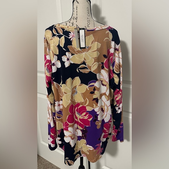 Discreet Navy and Violet Floral Top - Picture 5 of 8